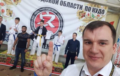 КЕ КОБРА НА ПЬЕДЕСТАЛЕ В ГОРОДЕ СЕМЕНОВ