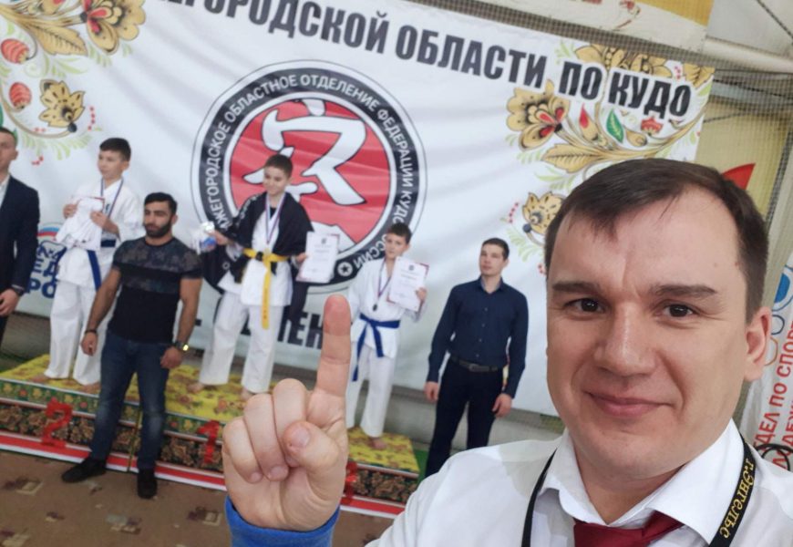 КЕ КОБРА НА ПЬЕДЕСТАЛЕ В ГОРОДЕ СЕМЕНОВ КЕ КОБРА НА ПЬЕДЕСТАЛЕ В ГОРОДЕ СЕМЕНОВ